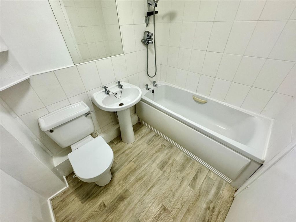 Property photo 3 of 7 Bathroom/W.c.