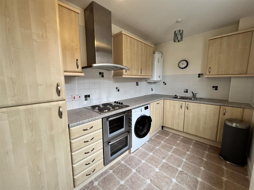 Property photo 2 of 12 Kitchen With White Goods