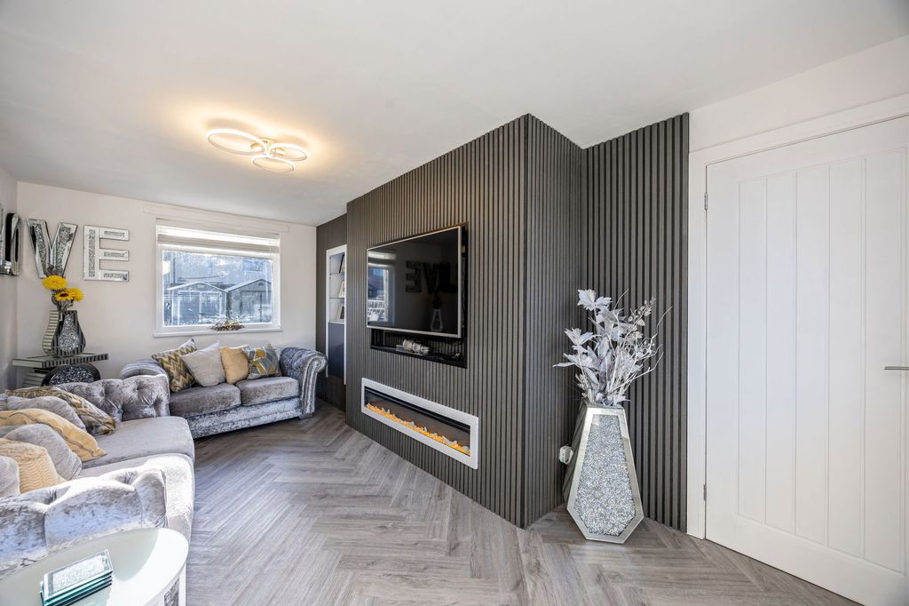 Property photo 3 of 25