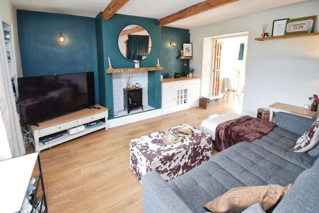 Property photo 2 of 12 F279B242-Lounge