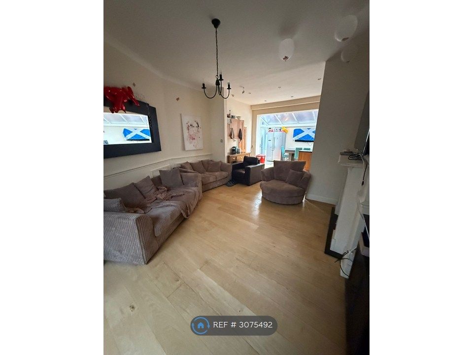Property photo 1 of 10 Huge Open Plan Lounge