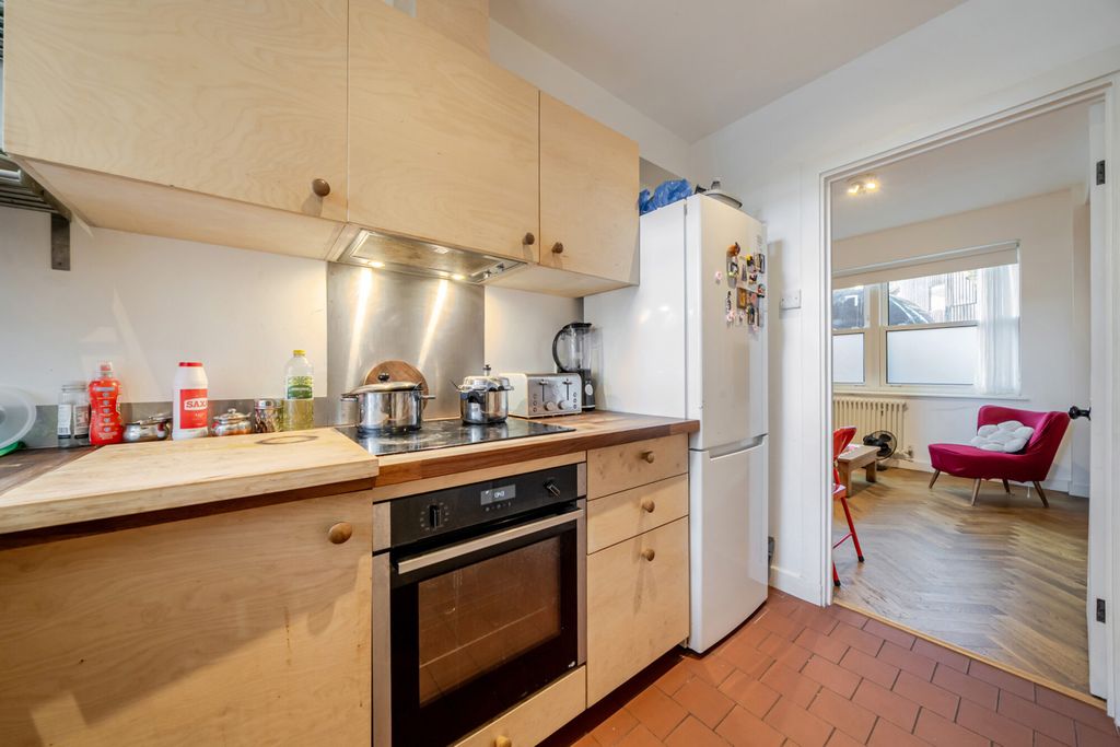 Property photo 3 of 11 Kitchen