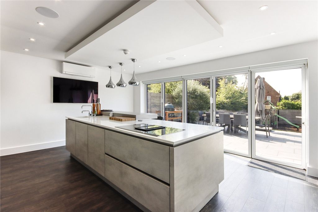 Property photo 2 of 15 Kitchen/Breakfast Rm