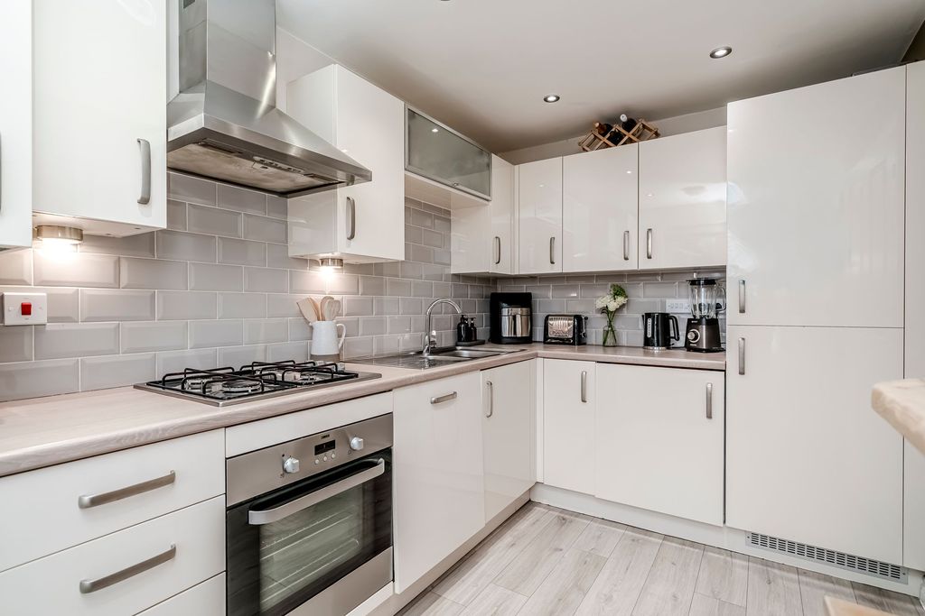 Property photo 3 of 34