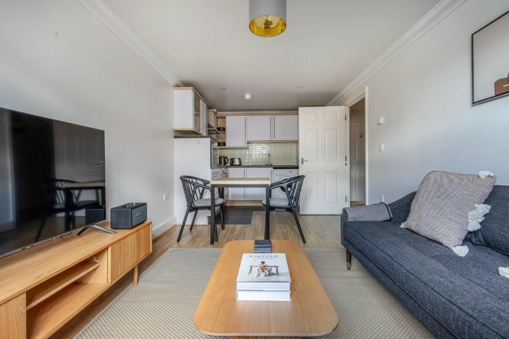 Property photo 3 of 9 270212_Earls13_Img_07_0000.Jpeg