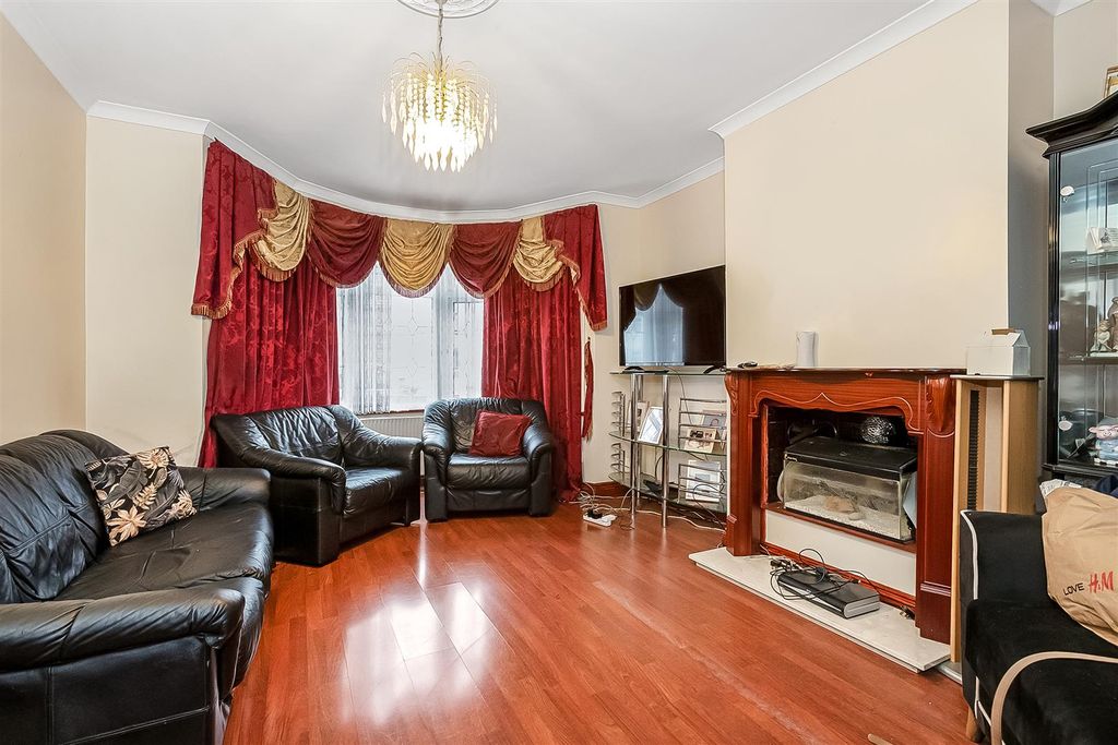 Property photo 3 of 8 Lounge