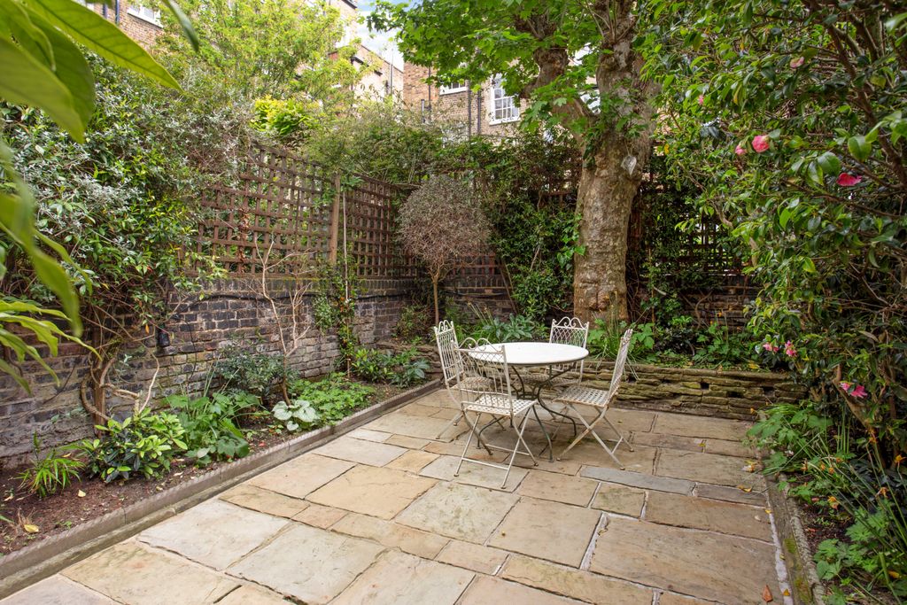Property photo 2 of 14 Halsey Street London