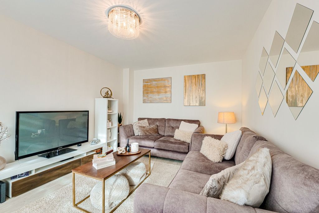 Property photo 3 of 35