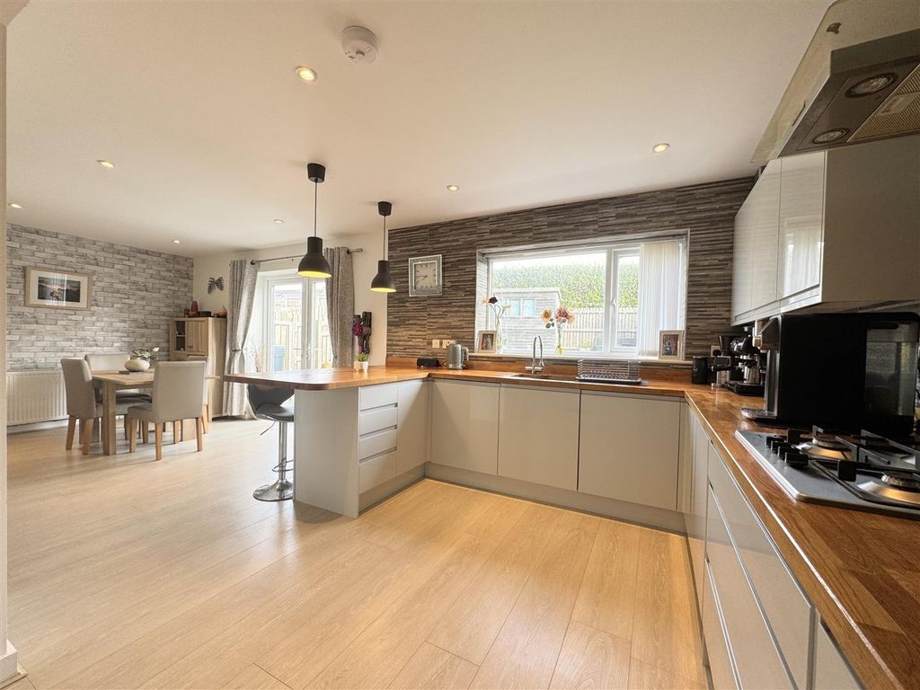 Property photo 2 of 27 Kitchen Diner