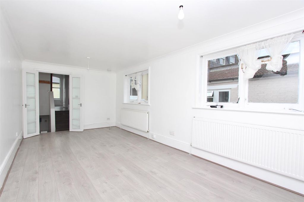 Property photo 3 of 10 Dynevor Road, N16