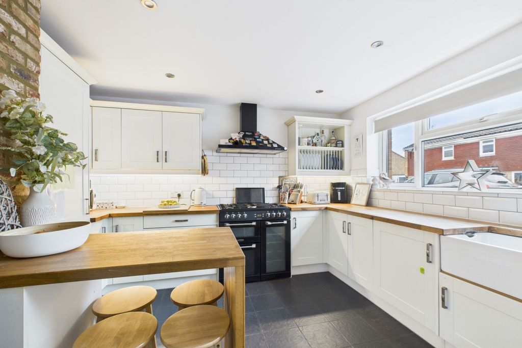 Property photo 2 of 13 Kitchen Breakfast