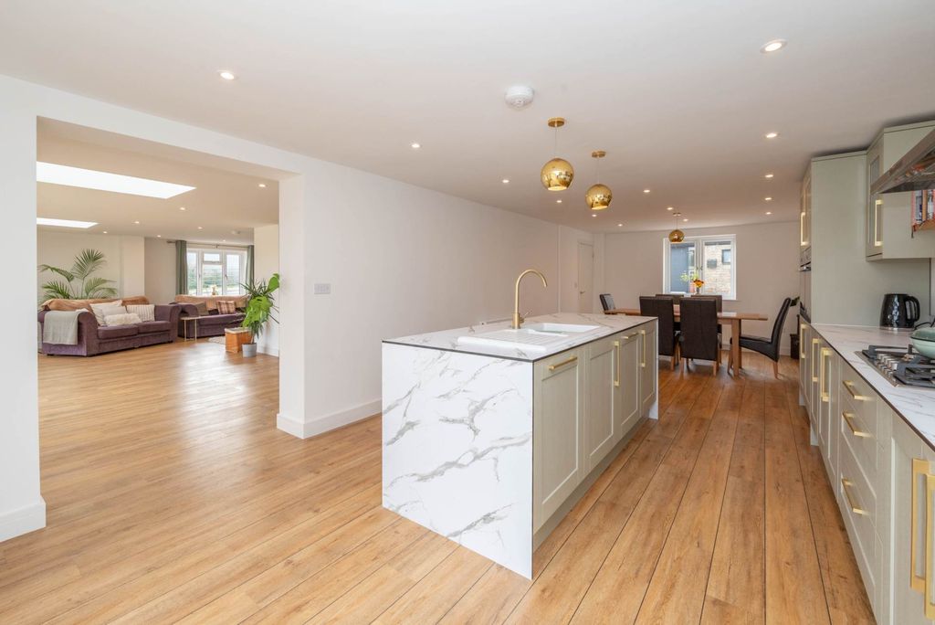 Property photo 2 of 23