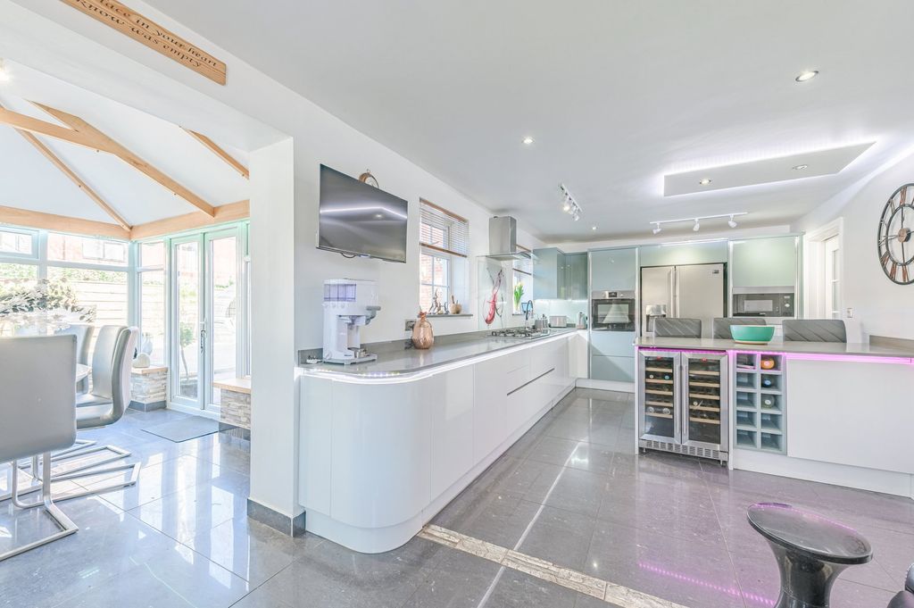 Property photo 2 of 33