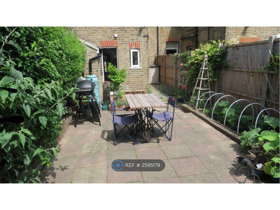 Property photo 3 of 12 Garden 2