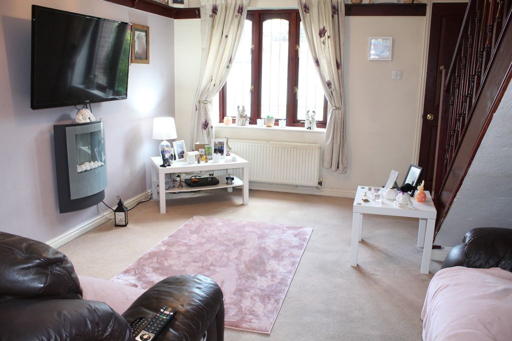 Property photo 3 of 13 Lounge