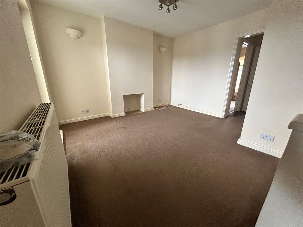 Property photo 1 of 7 Bath Road Top Flat Market 2 Lounge.Jpg