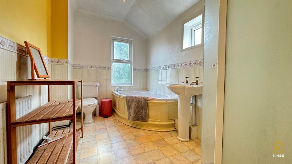 Property photo 3 of 8 Bathroom Upstairs