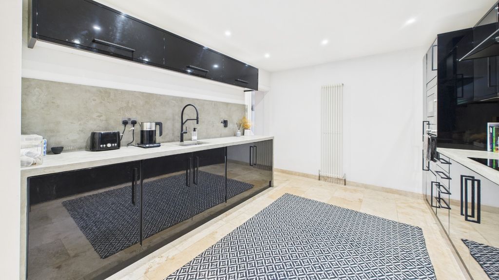 Property photo 3 of 40 46994510