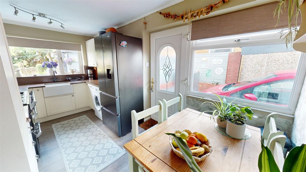 Property photo 3 of 17 Dining Kitchen