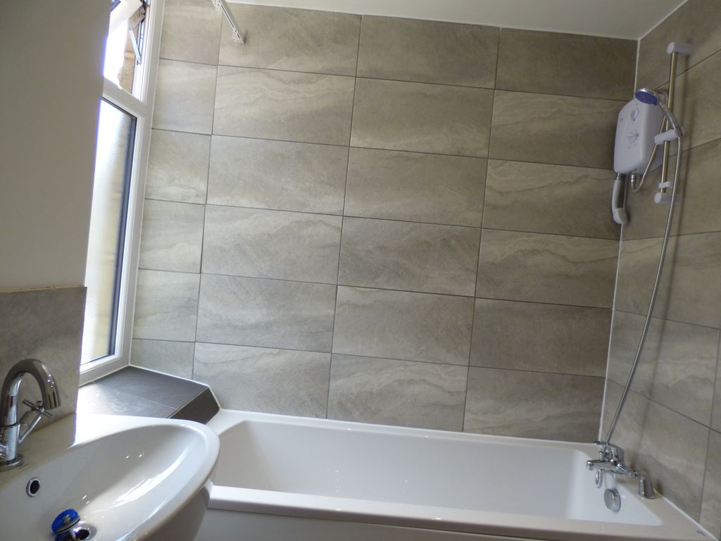 Property photo 3 of 10 Bathroom