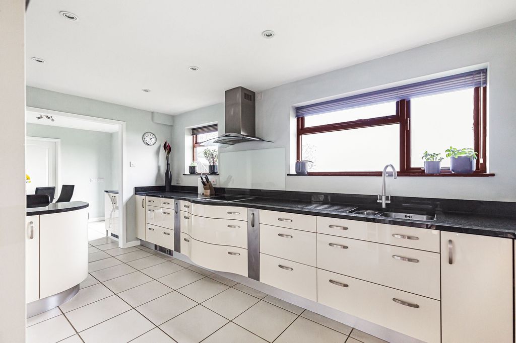 Property photo 3 of 44