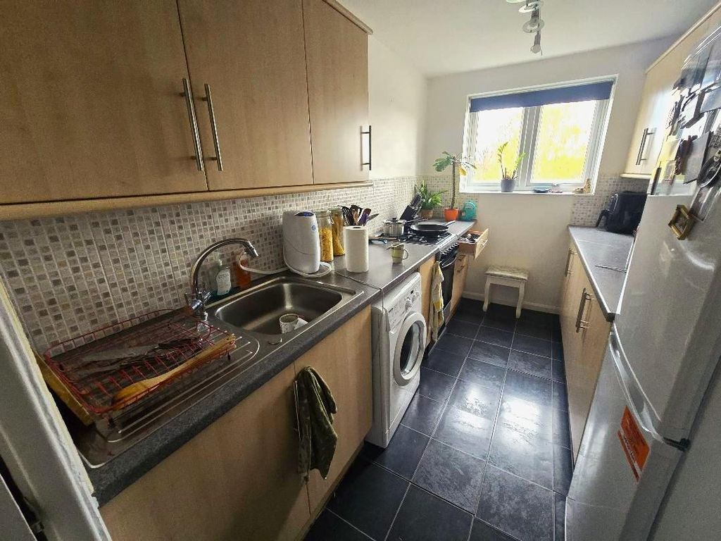 Property photo 2 of 7 Kitchen