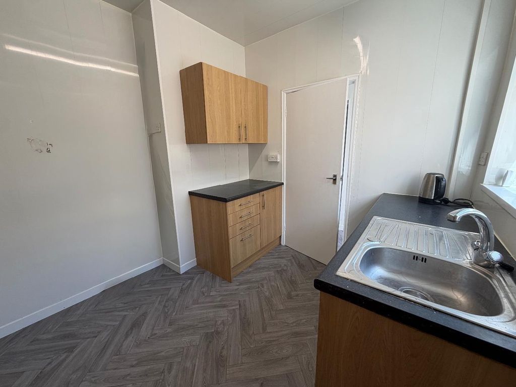 Property photo 3 of 10 Kitchen