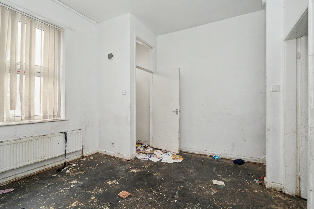 Property photo 3 of 19 186 Hornby Street, Bury, Lancashire, Bl9 5BA
