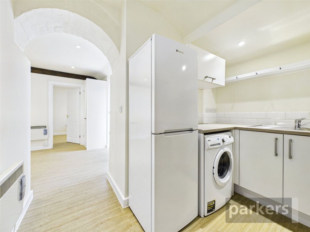 Property photo 3 of 11 Kitchen