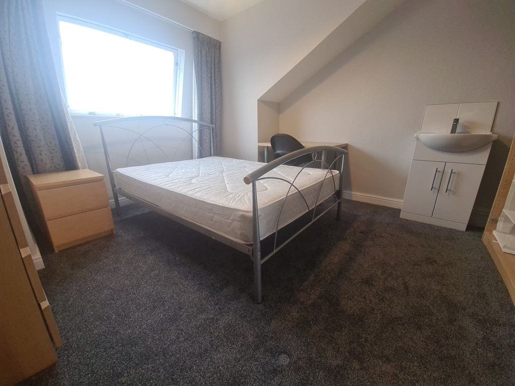 Property photo 1 of 12 A Spacious Double Bedroom Featuring A Large Bed, A...