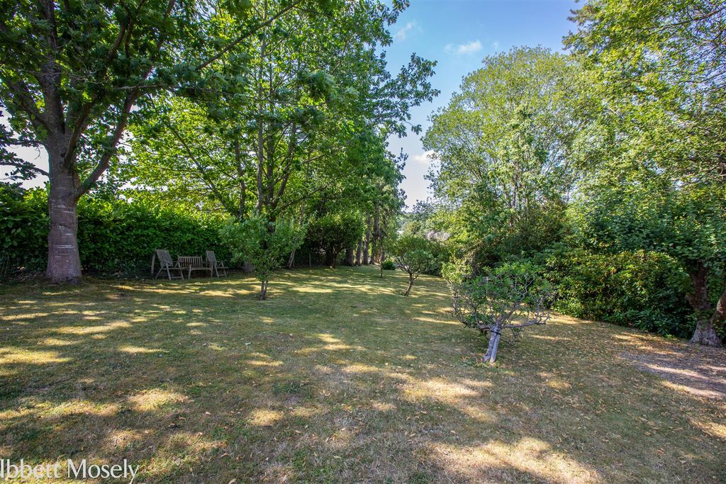 Property photo 2 of 15 14 Orchard Brasted Court.Jpg