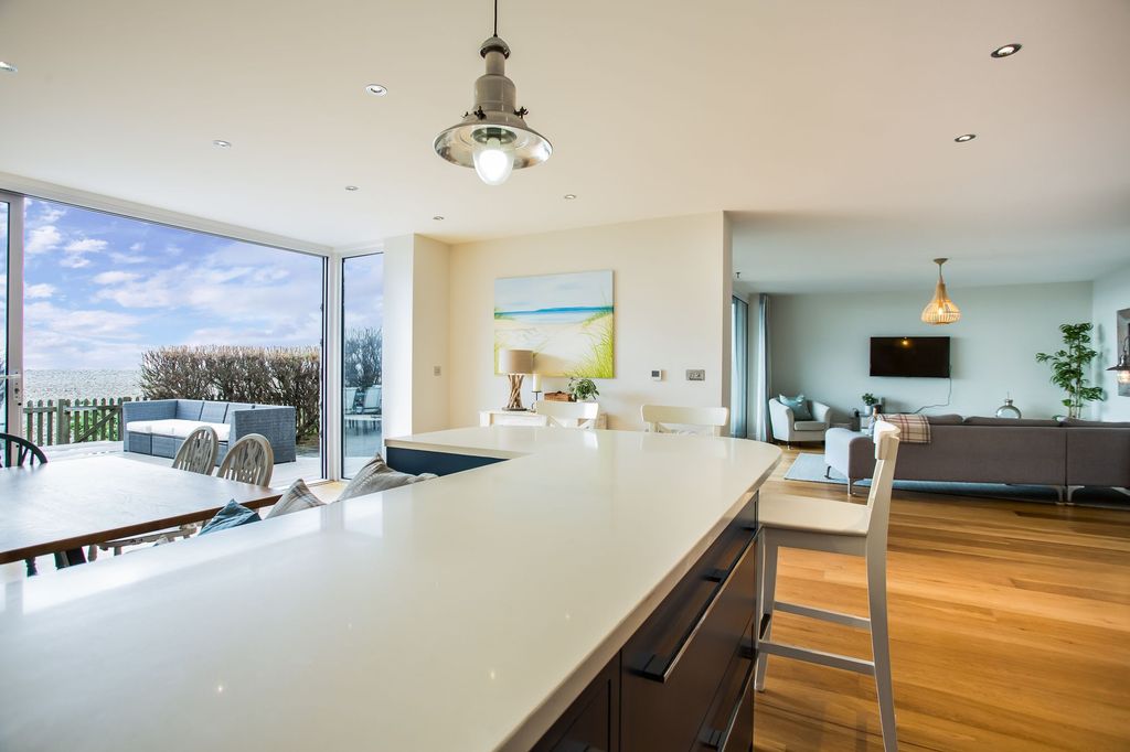 Property photo 2 of 33