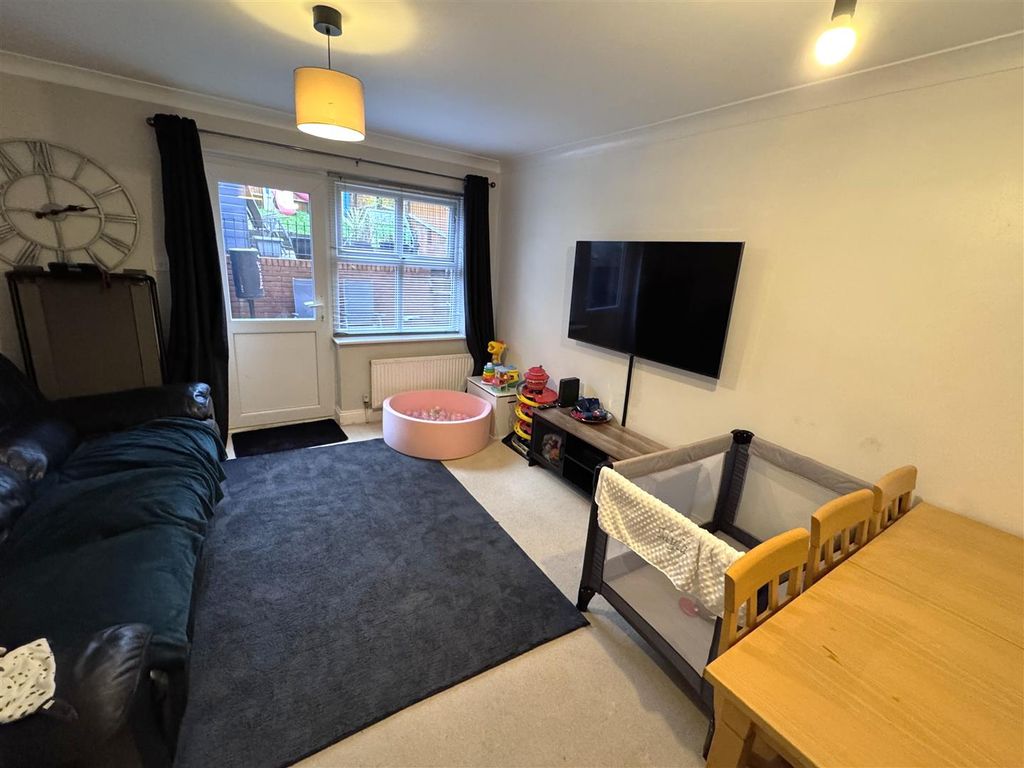 Property photo 3 of 8 Lounge.Jpeg