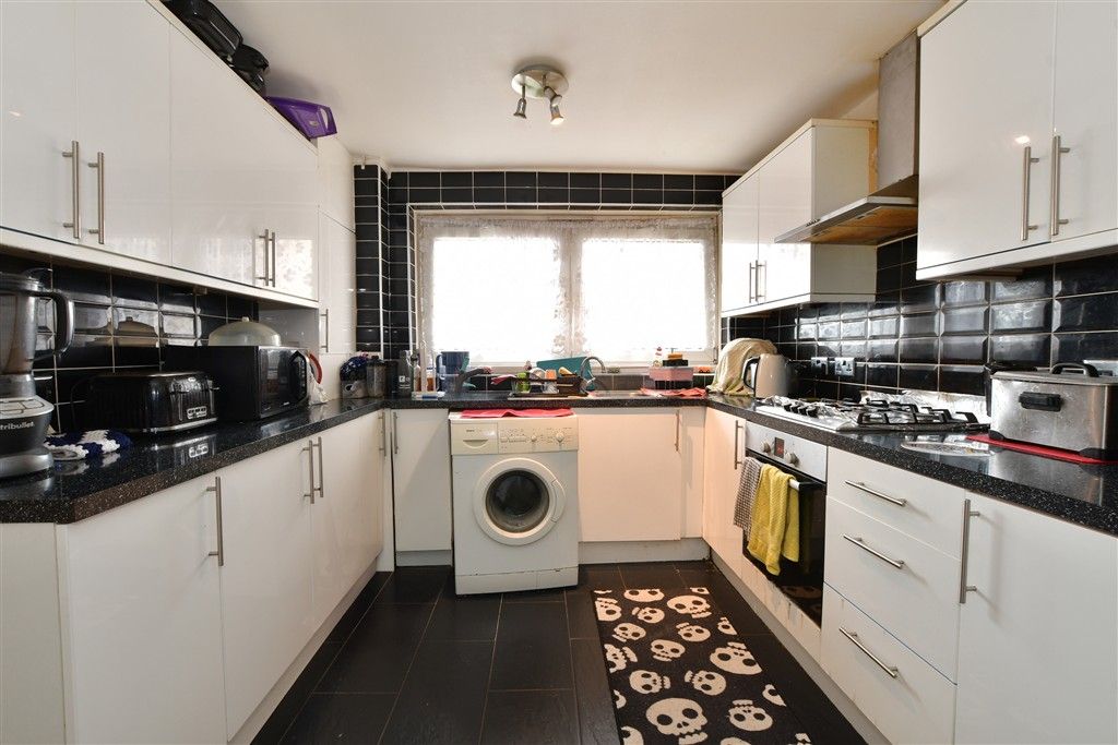 Property photo 3 of 6 Kitchen