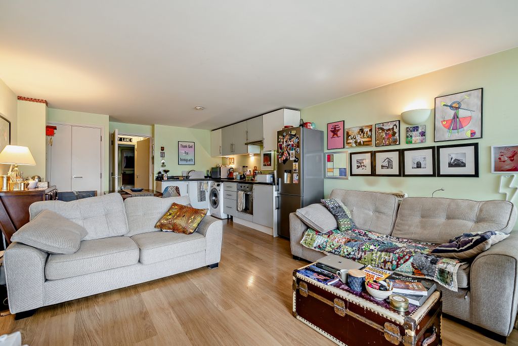 Property photo 2 of 17 8548758-Interior05-800