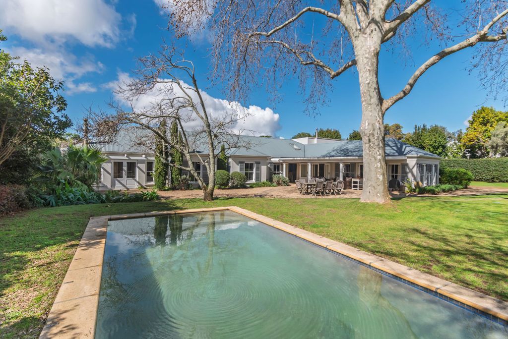 Property photo 1 of 42 Kw1711769