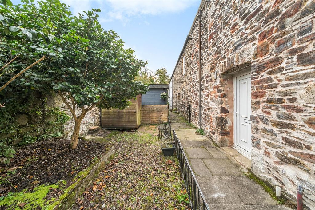 Property photo 2 of 18 Harris Cotts Shared Path & Private Space Bl.Jpg