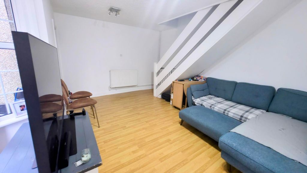 Property photo 3 of 12 Lounge