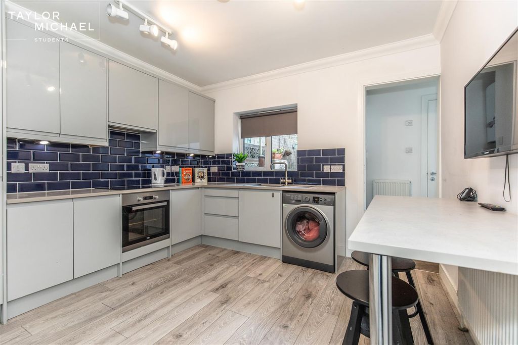 Property photo 3 of 10 Kitchen