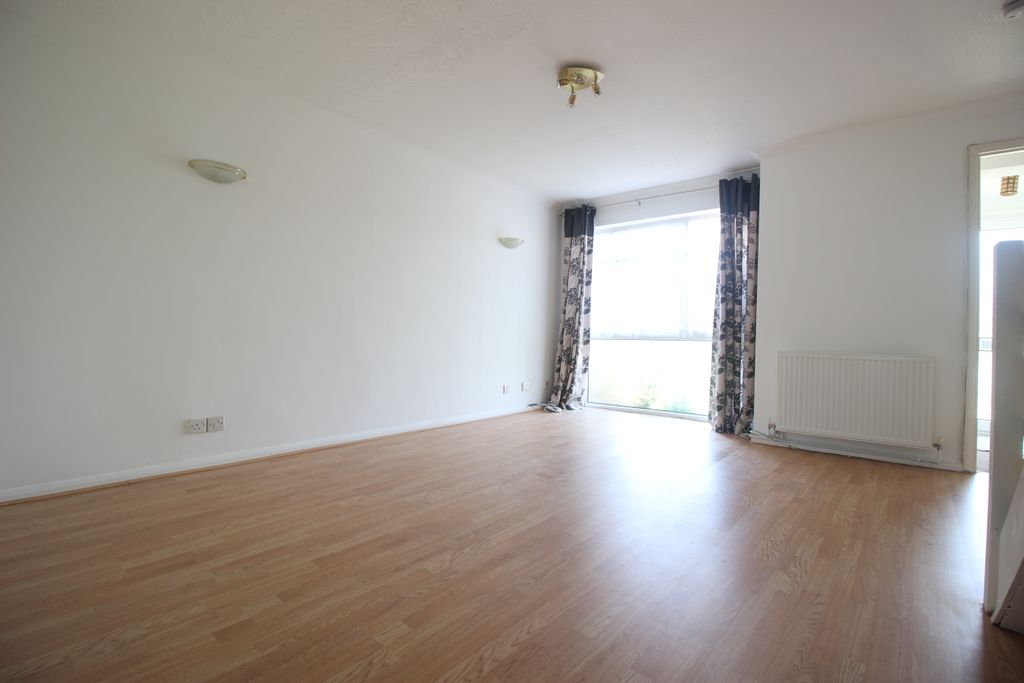 Property photo 3 of 8 Lounge 