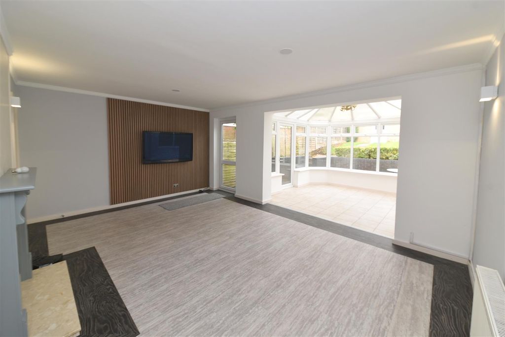 Property photo 3 of 24 Living.Jpg