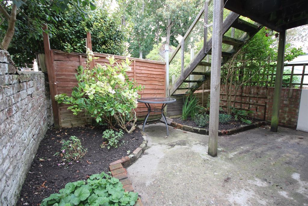 Property photo 3 of 8 Garden