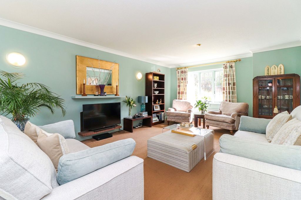 4 bed detached house for saleWoodside Road, Beaconsfield, Buckinghamshire HP9 photo 5