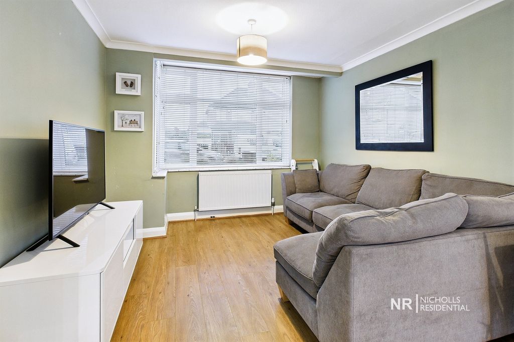 Property photo 3 of 18 Lounge