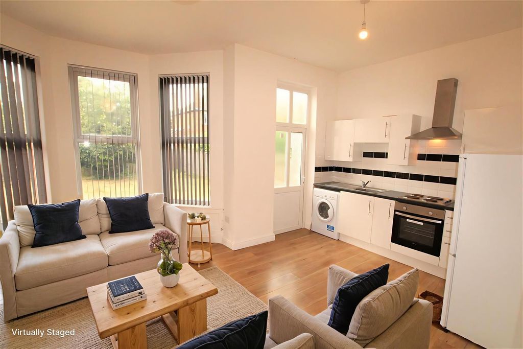 Property photo 1 of 7 Lounge / Kitchen
