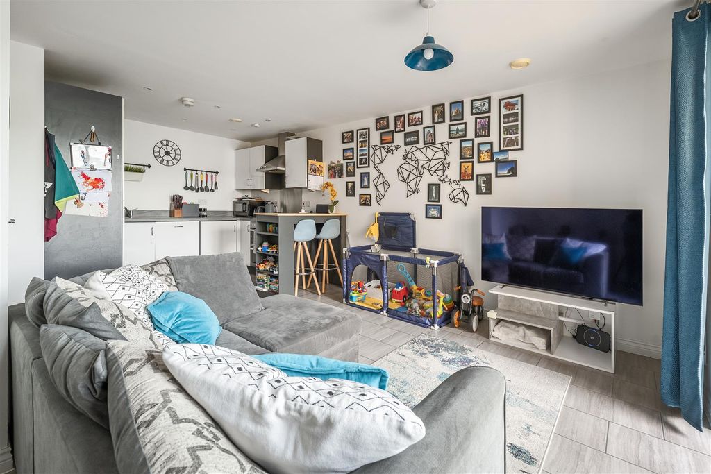 Property photo 2 of 36 Chigwell Road, E18