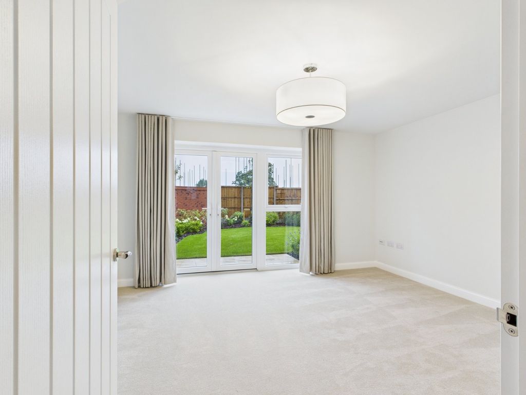 Property photo 3 of 10 Living Room