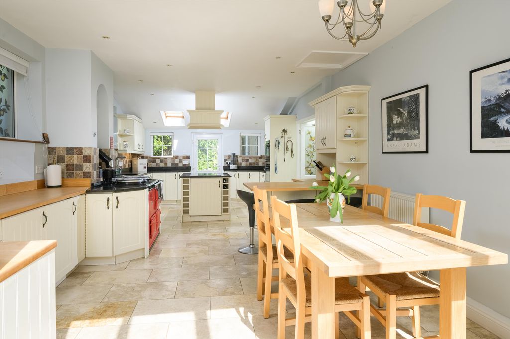 Property photo 3 of 28 Image