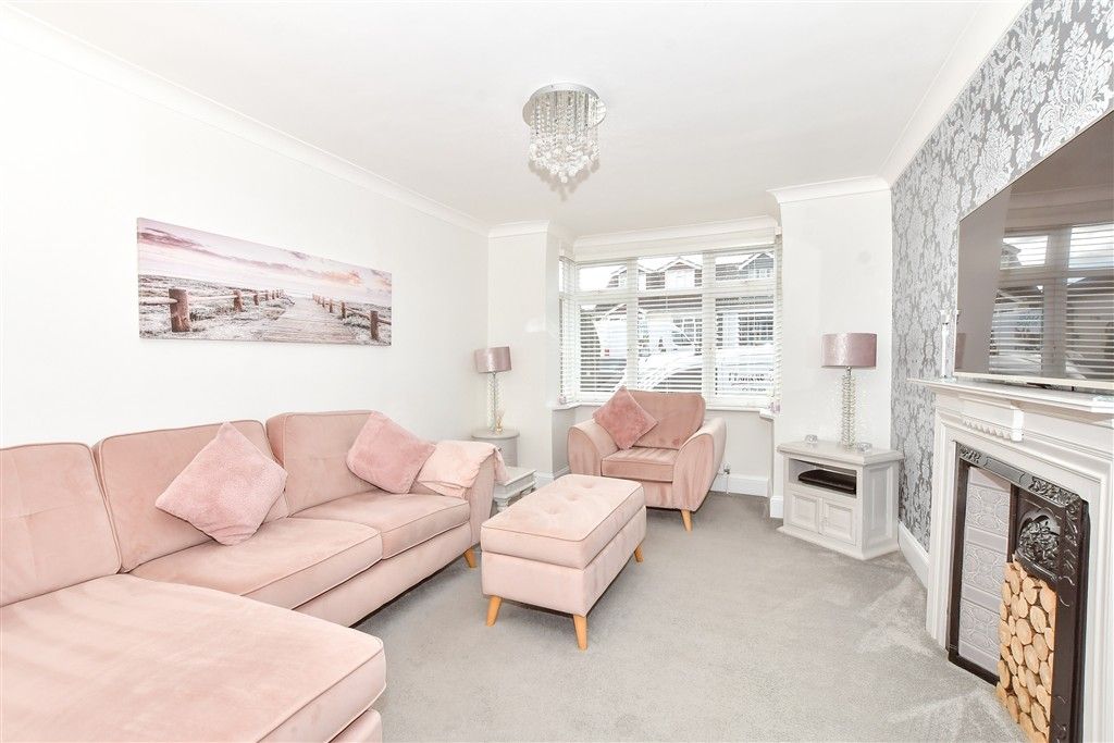 Property photo 3 of 17 Lounge