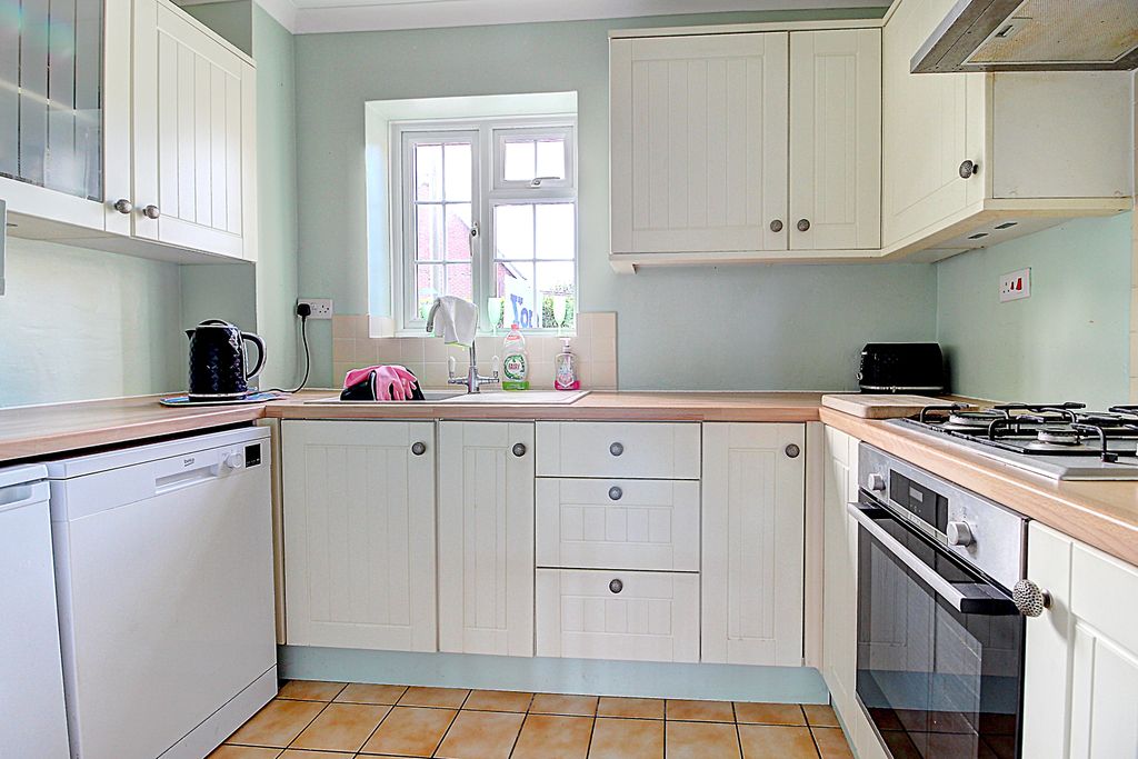 Property photo 2 of 10 Kitchen